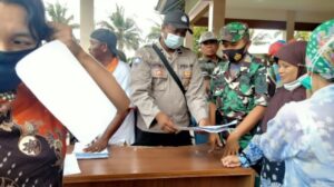 Babinsa Koramil 0825/20 Songgon Laksanakan Pendampingan Pengamanan Penyaluran Bantuan Langsung Tunai BLT-BBM