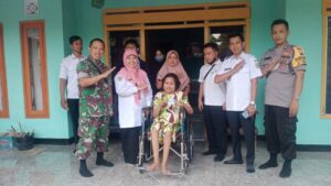 Kadinsos Bondowoso Berikan Bantuan Kepada Warga Koncer Kidul Penyandang Disabilitas, Berikut Kata Kades
