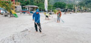 Pokdarwis Pantai Minang Rua Lakukan Gotong Royong Bersih Bersih Pantai
