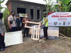 Wujudkan Rumah Layak Huni, Polsek Lawang Serahkan Bantuan Kepada Warga