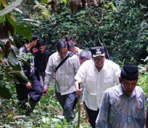 Menuju Lokasi Embung Nagari Supayang, Wakil Bupati Tanah Datar Jalan Kaki Menempuh Perjalanan 5 KM