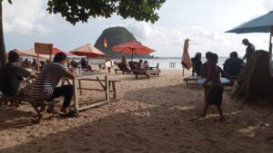 Destinasi Wisata Pantai Pulau Merah Dipadati Pengunjung Lokal Dan Luar Daerah