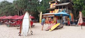Humanisnya Lifeguard Wisata Pantai Pulau Merah Dalam Memberikan Himbauan