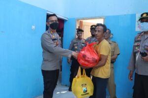 Kapolres Bondowoso Meninjau Langsung dan Berikan Bantuan Sembako Kepada Korban Puting Beliung
