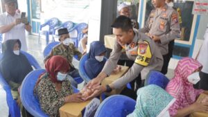 Wujud Kepedulian Polri, Polres Pasuruan Bagikan Bansos dan Air Bersih Kepada Masyarakat Wonorejo dan Pasrepan
