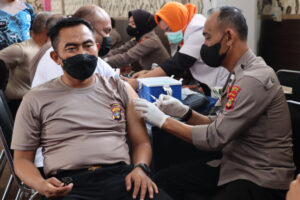 Anggota Polres Lampung Selatan Vaksin Booster kedua dan Edukasi Kesehatan