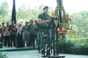Mayjen TNI Syafrial Kukuhkan dan Tutup Tradisi Warga Baru Divif 2 Kostrad TA 2022
