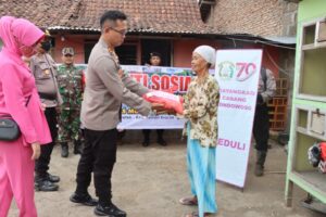 Menyalurkan Bansos Kepada Warga Kurang Mampu Sekaligus Sosialisasi Program BPJS Gratis