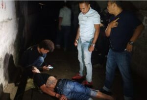 Sopir Angkot Panik Digerebek Polisi Dan Buang Sabu  Keselokan Di Payakumbuh