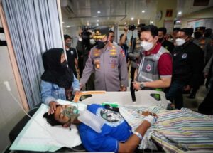 Kapolri Jenguk Korban Kerusuhan Stadion Kanjuruhan