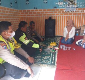Kapolsek Pakisaji Bersama Bhabinkamtibmas, Takziyah Ke Rumah Duka Korban Tragedi Kanjuruhan