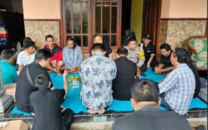Sebagai Bentuk Rasa Belasungkawa, Bhabinkamtibmas Polsek Dau Takziah ke Korban Tragedi Kanjuruhan