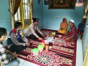Bhabinkamtibmas Polres Pasuruan Kota Takziah Rumah Korban Tragedi Kanjuruhan