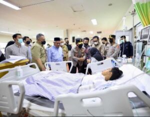 Kapolda Jatim Jenguk Korban Di RS Saiful Anwar Dan Ucapkan Permohonan Maaf Atas Tragedi Kanjuruhan