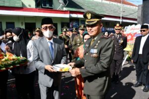 HUT TNI Ke-77, Bupati dan Forkopimda Bondowoso Berikan Surprise Ke Dandim 0822