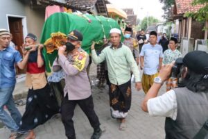 Polres Pasuruan Kota Berikan Santunan untuk Keluarga Korban Tragedi Kanjuruhan