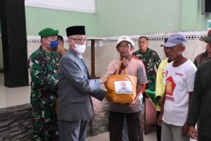 Sambut HUT TNI Ke-77, Kodim Bondowoso Bagi-bagi Sembako untuk Tukang Becak