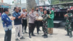 Polsek Tapen Iptu Jarno Miroto.SH Berikan Nasi Tumpeng Kepada Lettu Inf.Tahrir Dalam Rangka HUT TNI ke-77