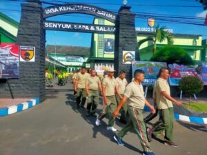 Jaga Kebugaran, Anggota Kodim 0822 Bondowoso Laksanakan Jalan Sehat