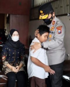 Pelukan Hangat Kapolda Jatim Saat Takziah Ke Rumah Duka Anggota Polri yang Meninggal