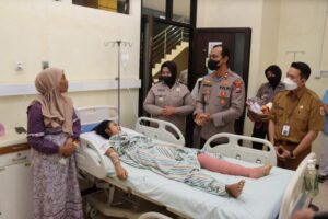 Hari Pertama Bertugas, Kapolres Besuk Korban Peristiwa Kanjuruhan di RSUD Kabupaten Malang