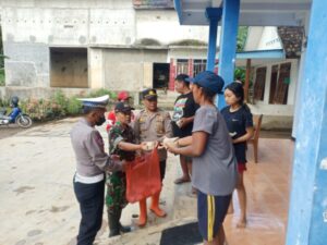 Polsek Sumbermanjing Wetan, Evaluasi Korban Banjir Desa Sitiarjo