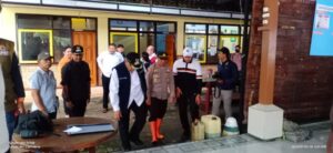 Polres Malang Kawal Distribusi Bansos Korban Banjir Sumawe