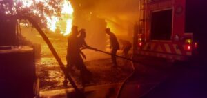 Personil Koramil 0819/25 Gadingrejo Bantu Padamkan Api Yang Menghanguskan Pabrik Oven Kayu PT.HAII