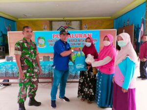 Beri Rasa Aman, Babinsa Sempu Dampingi Penyaluran Bansos