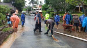 Polisi dan Warga Lakukan Evakuasi Tanah Longsor Akibat Hujan Lebat