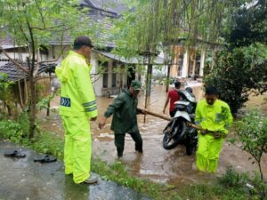Polisi dan Warga Lakukan Evakuasi Tanah Longsor Akibat Hujan Lebat