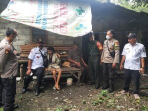 Babinsa Koramil Srono Bopong Nenek 74 Tahun Jompo