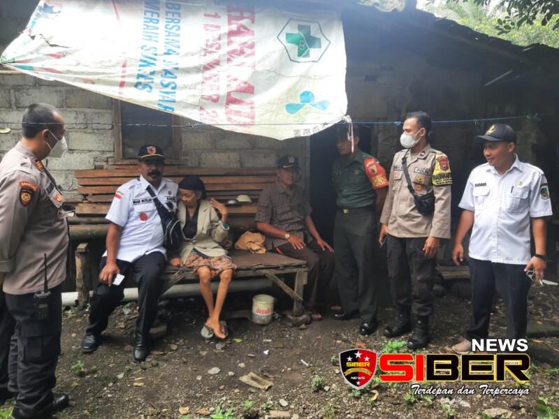 Babinsa Koramil Srono Bopong Nenek 74 Tahun Jompo