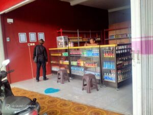 Tokoh Masyarakat Gambiran Geram Toko Minol Pamerkan Dagangan Ditempat Umum