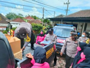 Polsek Bantur Bersama Ketua Bhayangkari, Gelar Pembagian Baksos Sembako
