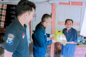 Humas Polres Situbondo Berbagi Sembako di Hari Jadi Humas Polri ke-71
