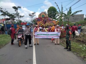 Anggota Posramil/12 dan Polsek Sumberwringin, Laksanakan Pengawalan dan Pengamanan Pawai Budaya