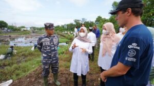 Cegah Sampah Masuk ke Laut,Sungai Watch Target Pasang 100 Jaring di Sungai Banyuwangi