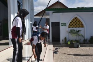 Kapolres Bondowoso Laksanakan Kerja Bakti Bersama Anggota di Masjid Hasyim Asyari