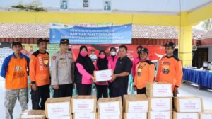 Ketua Bhayangkari Cabang Malang Berikan Bantuan Bagi Korban Banjir dan Tanah Longsor Lebakharjo