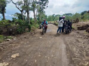 Pasca Banjir Perbaikan Jalan Penghubung di Dusun Jati Pasir menuju Kalibaru Terus Digeber