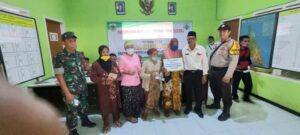 Ini Pesan Kades Botolinggo Usai Penyaluaran Bantuan BLT DD   Yang Dilaksanakan Di Kantor Desa