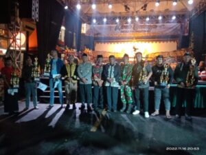 Muspika Dampit Serahkan Hadiah Pemenang Karnaval Hari Jadi Ke -107 di Pagelaran Wayang Kulit