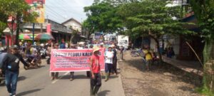 Aksi Demo Warga Korban Banjir Yang Tergabung Dalam Forum Peduli Kalibaru