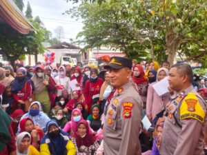 Iptu Mustolih Turun Langsung Pantau Pembagian Bantuan di Kantor Pos Karangsari Jati Agung