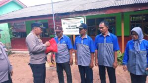 Hari Guru, Kapolsek Penengahan IPTU Gobel Polres Lamsel Sambangi Guru di Pulau Harimau