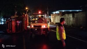 Respon Cepat Polisi Amankan TKP Truk Terguling Timpa Mobil di Singosari