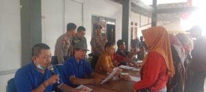 Bhabinkamtibmas dan Babinsa Desa Sumbersari Kawal Penyaluran Bantuan Sosial