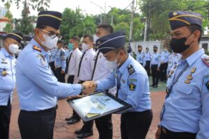 Gagalkan Penyelundupan Narkoba, Empat Pegawai Lapas Banyuwangi Diganjar Penghargaan dari Kakanwil