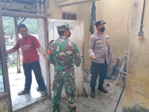 Polsek Penengahan, Koramil 421.03/penengahan dan Warga Bantu Bedah rumah Warga Kampung Jering